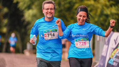 a couple running in a charity run